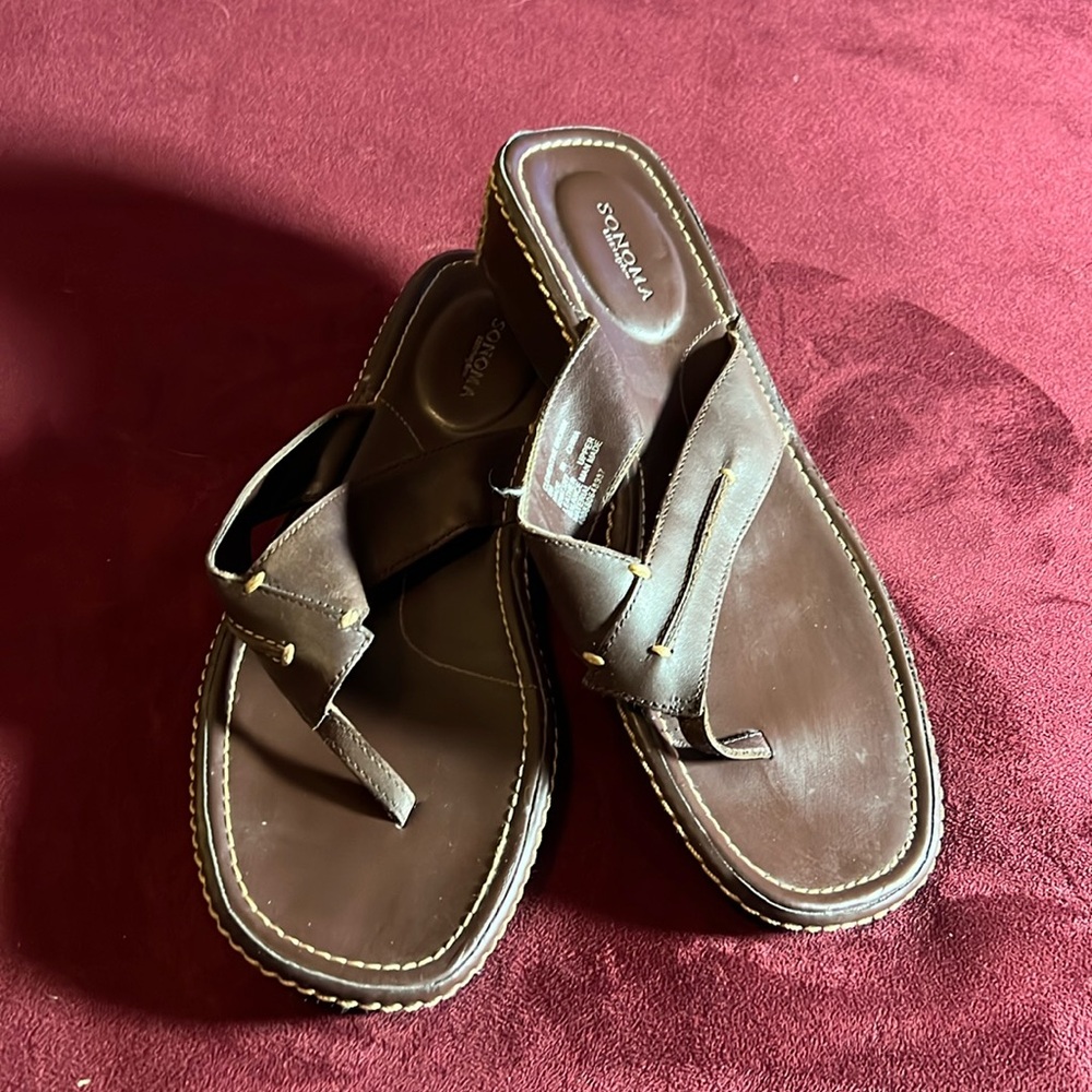 EUC Sonoma brown leather thong flip flops (slight heel) (size 8)